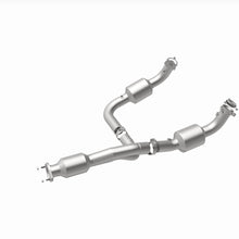 Load image into Gallery viewer, Magnaflow 12-20 Chevrolet Express 4500 Underbody 6.0L Direct Fit Catalytic Converter