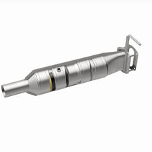 Load image into Gallery viewer, MagnaFlow 09-17 Ford F53 V10 6.8L Underbody Direct Fit Catalytic Converter